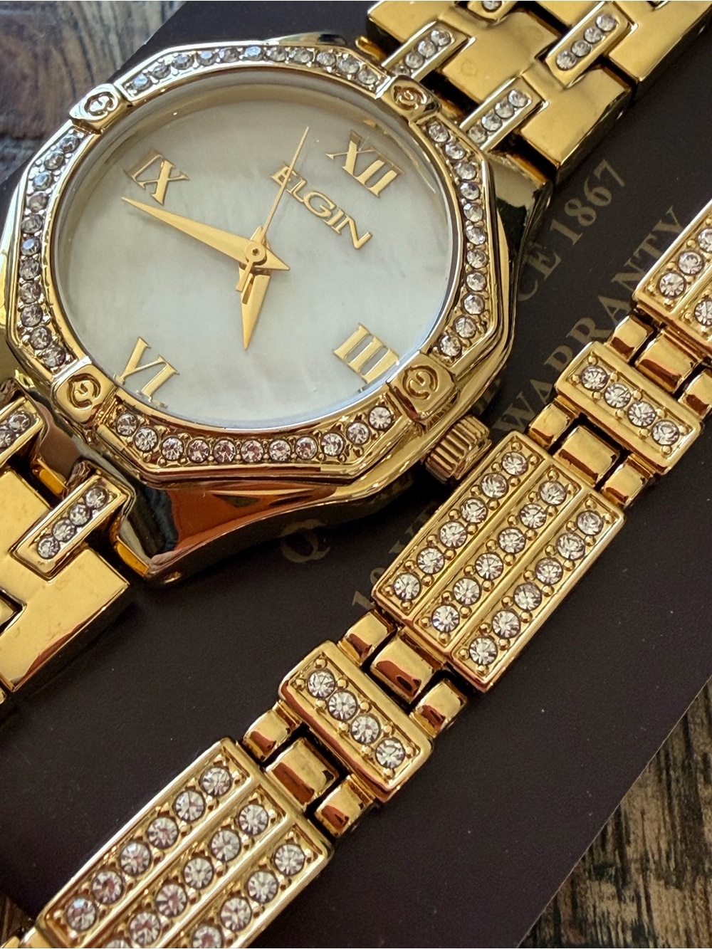 NEW! Gold-tone Elgin Mother of Pearl Crystal Watch 29.5mm + Bracelet - Picture 3 of 6